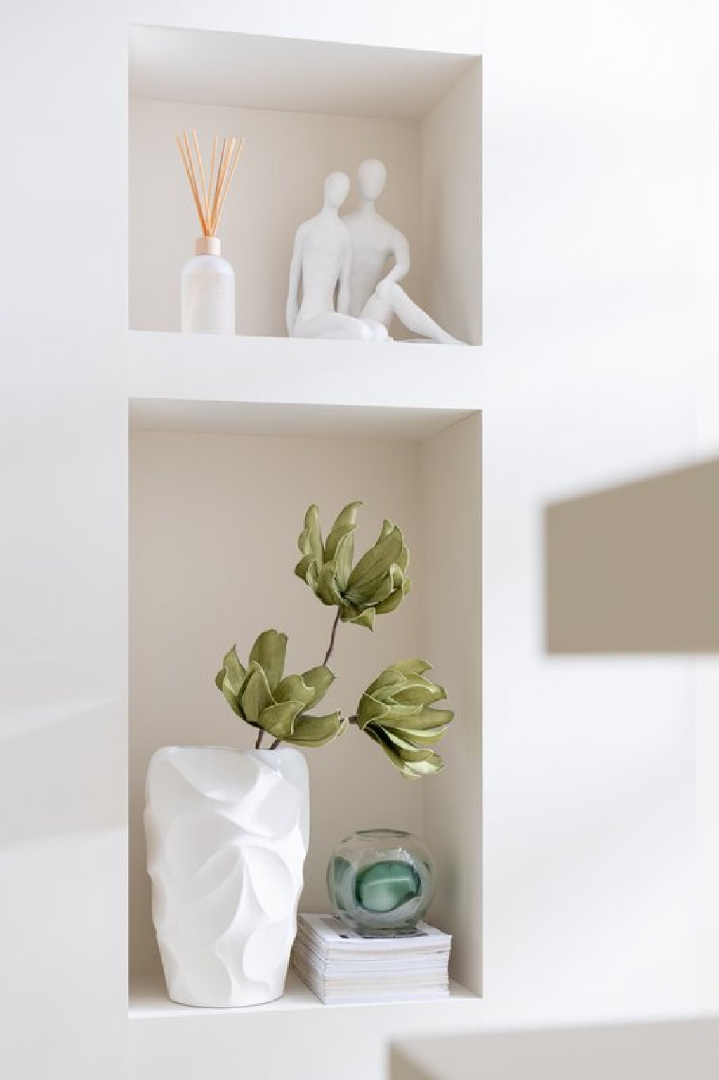 J-Line Couple Seated Modern Resine Matte White