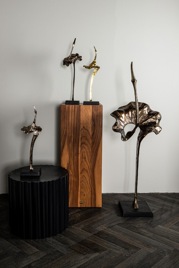 Yobie Zwaan Beeld | Goud Aluminium | Zwarte Basis 51 cm