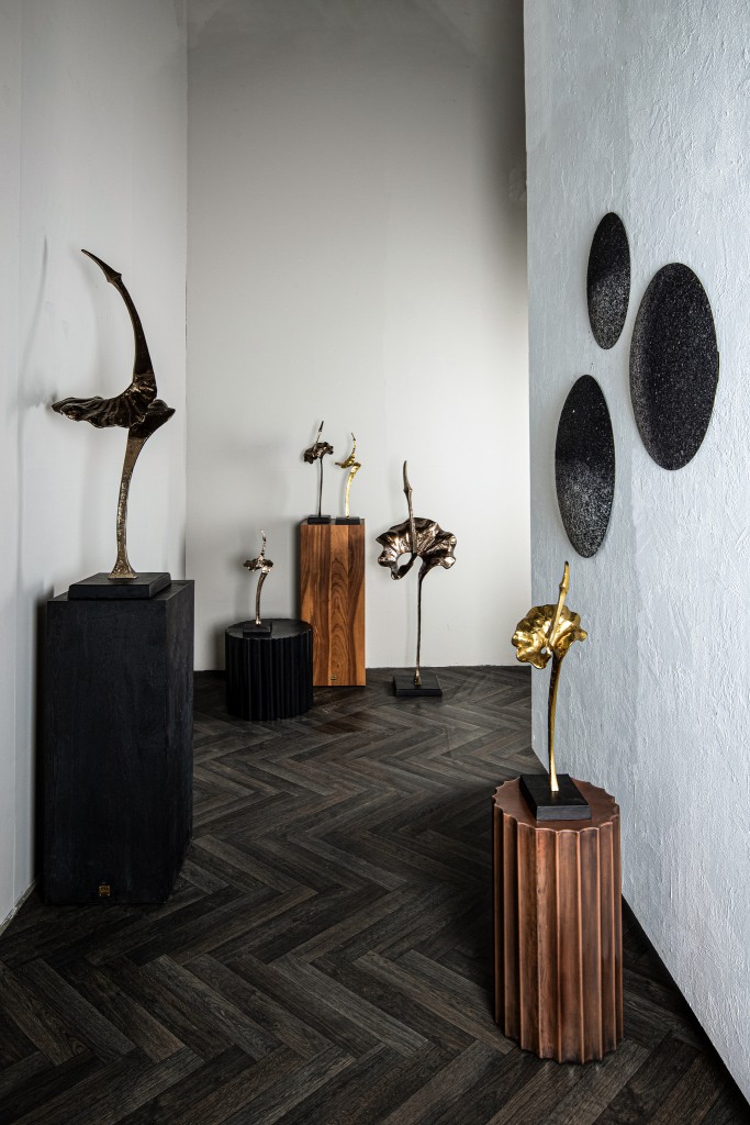 Yobie Zwaan Beeld | Goud Aluminium | Zwarte Basis 60 cm