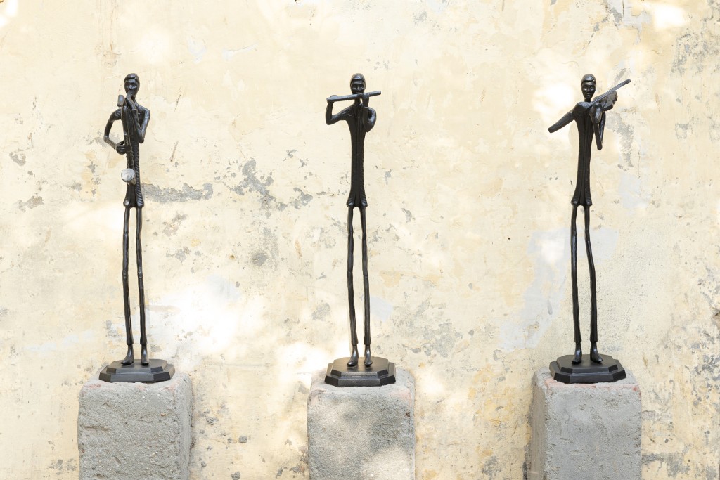 Kali Beeld | Man met Fluit Zwart Aluminium 70 cm