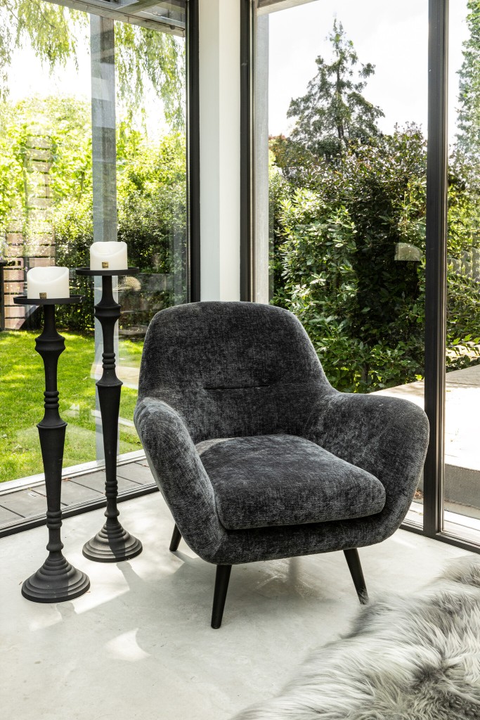 Donny Fauteuil | Cream Fluweel | Zwarte Houten Poten | 92x82x84 cm
