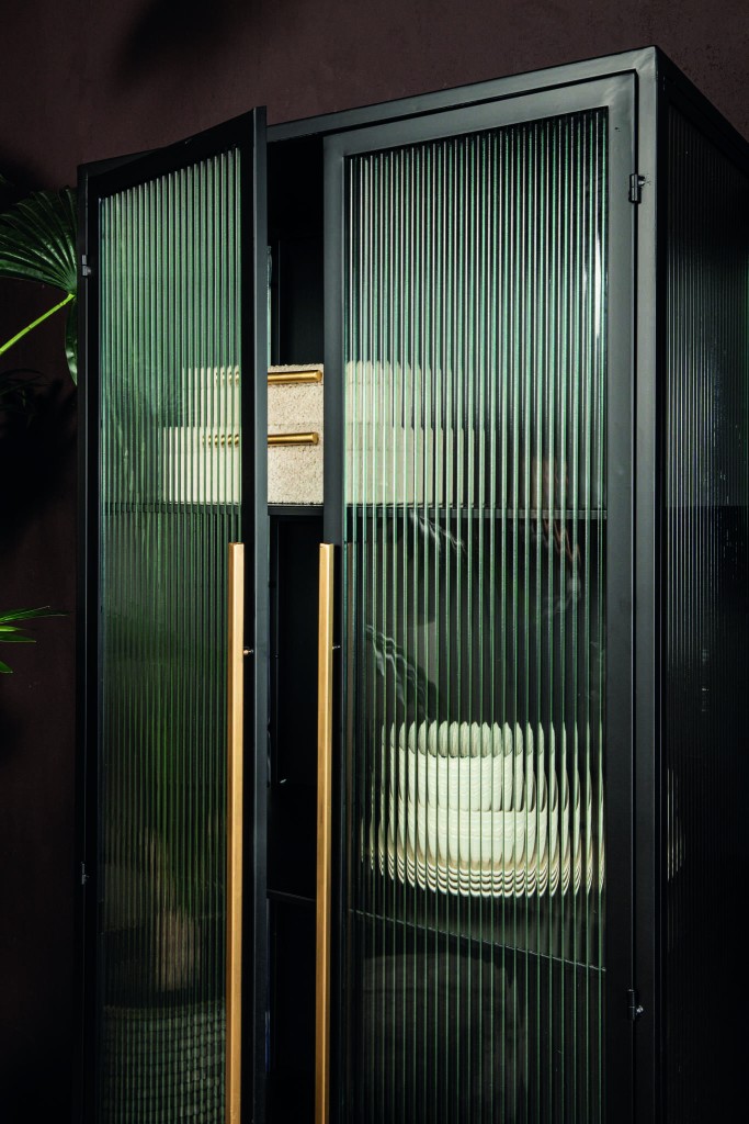 Caeleen Cabinet | Black & Gold | Wandkast met Geribbeld Glas – 70x181 cm