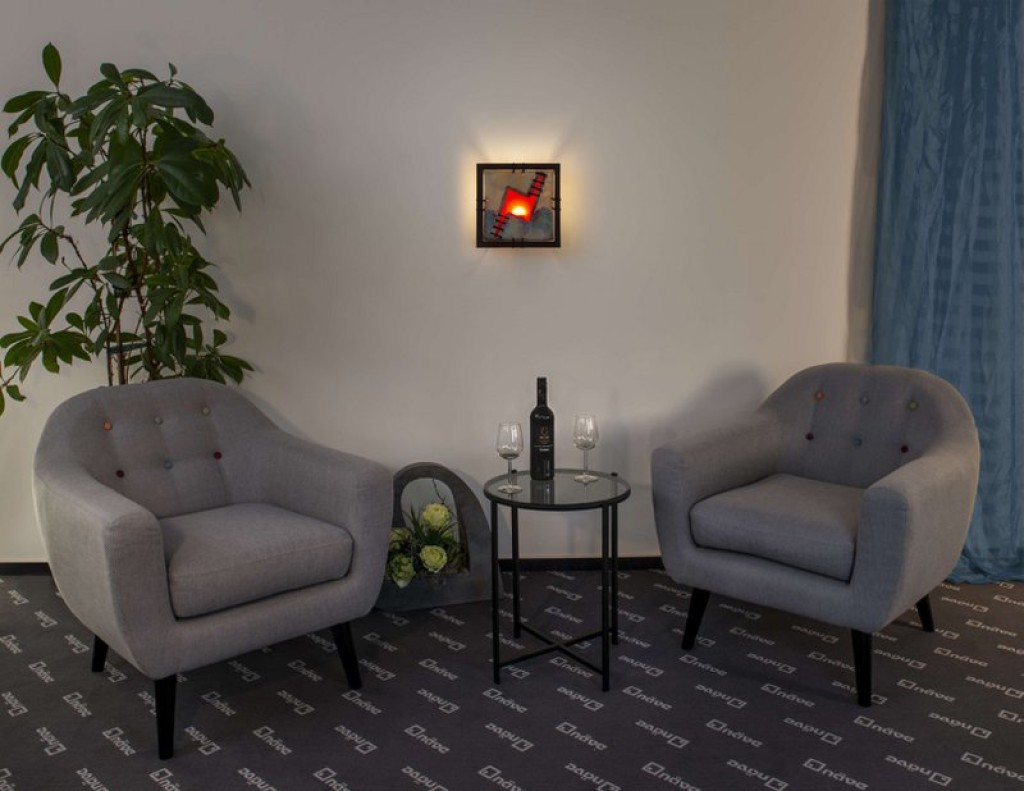 Decorative article picture