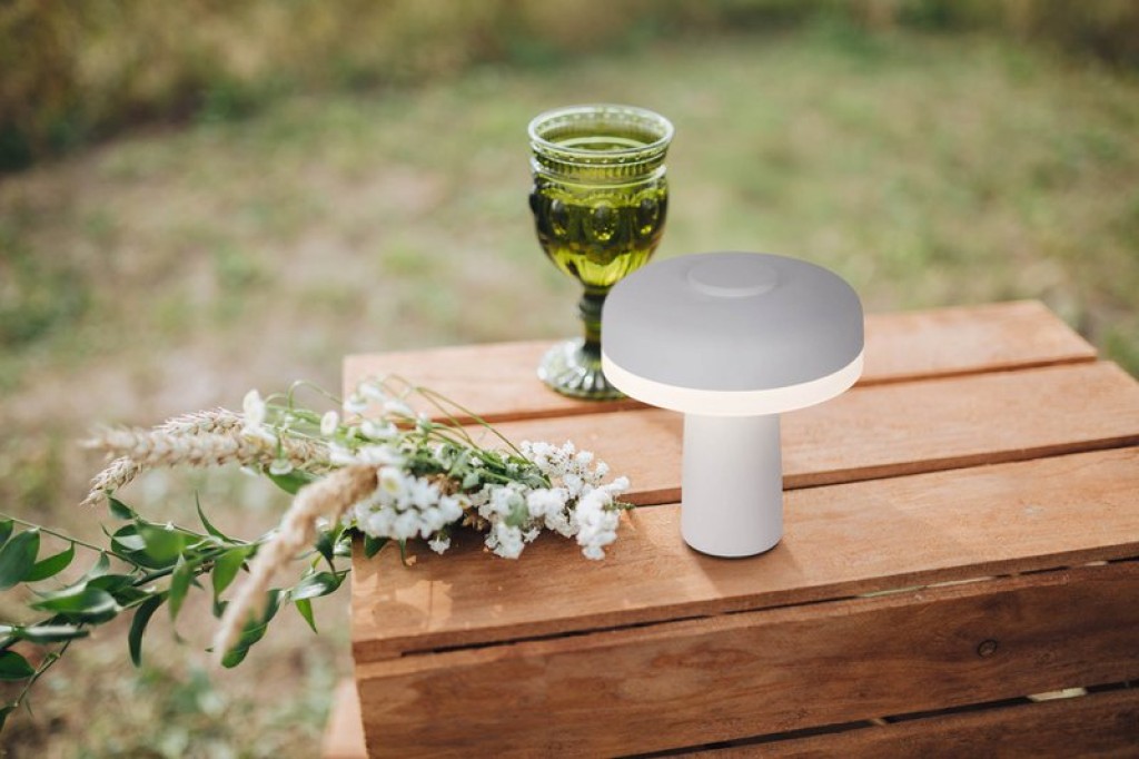 Cordless table light "Pilu", 16.5 cm high, above Ø of 15 cm, metal in white, white plastic, integrated LEDs, 280 lumens, dimmable by touch sensor, warm white