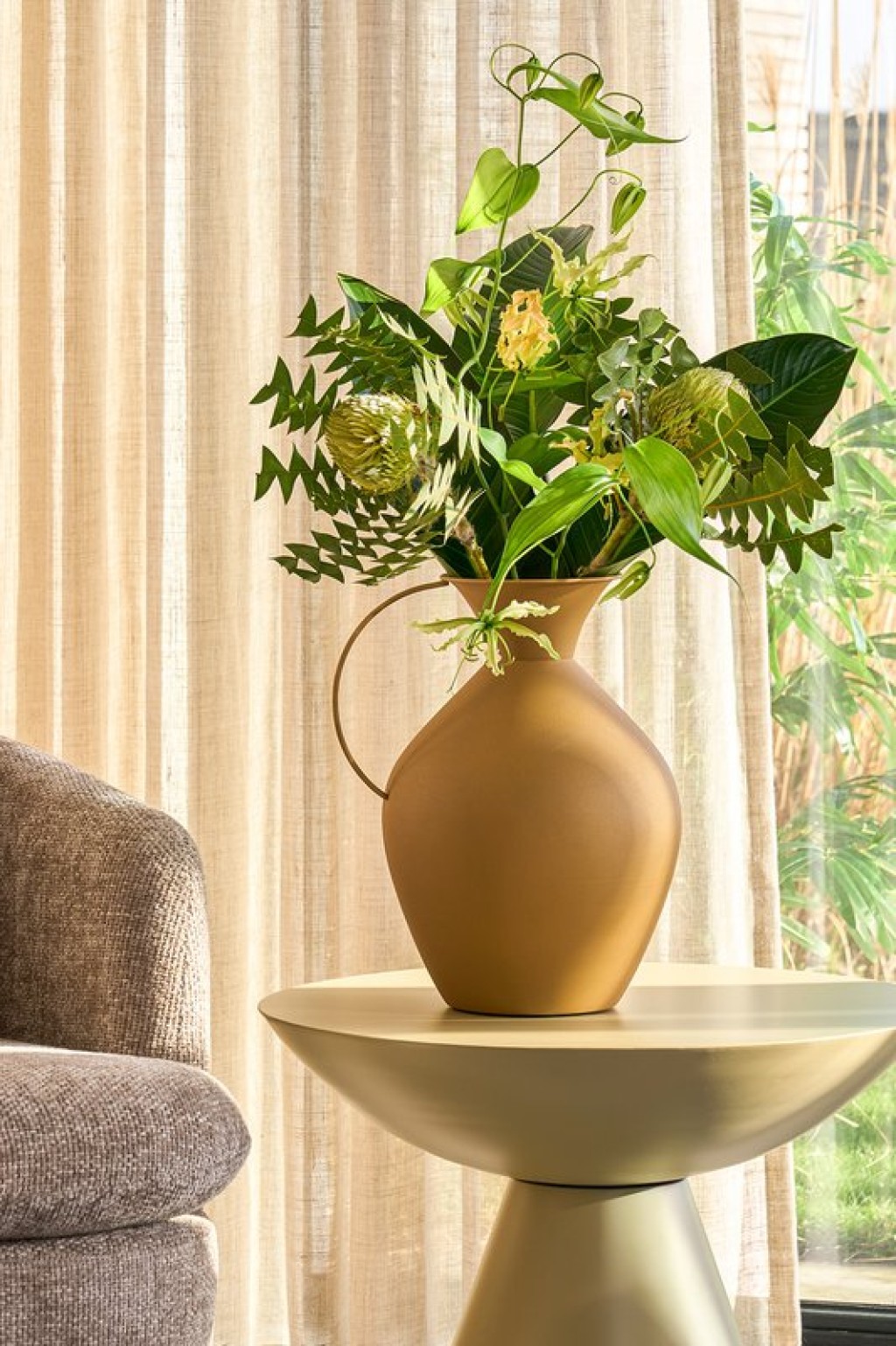 Gyge Vase - L30 x B24 x H37 cm - Metal - Yellow