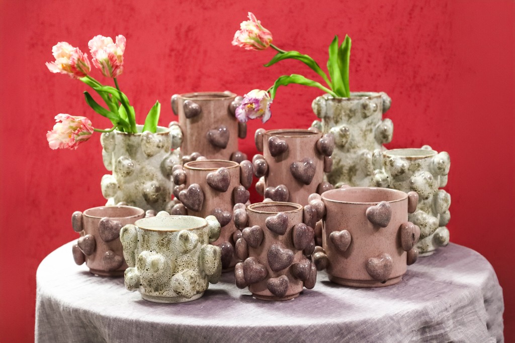 Valentin Cream Rough Ceramic Pot 3D Hearts Low M