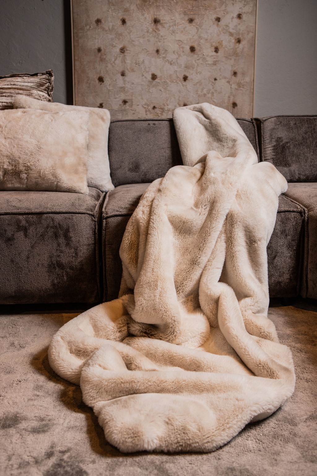 Linde Offwhite Faux Fur Bedspread Giftbox 220x240