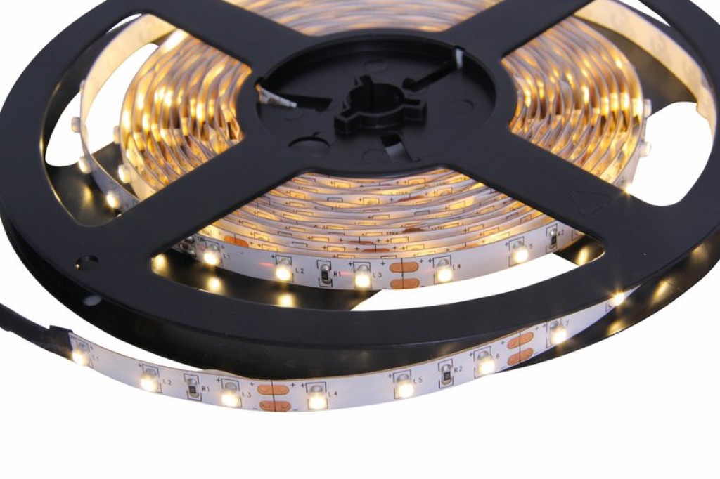 LED "Stripe" ca. 5 m lang, mit 2 x 10 cm Flexverbindern und Steckernetzteil; 300 LEDs, warmweiß.