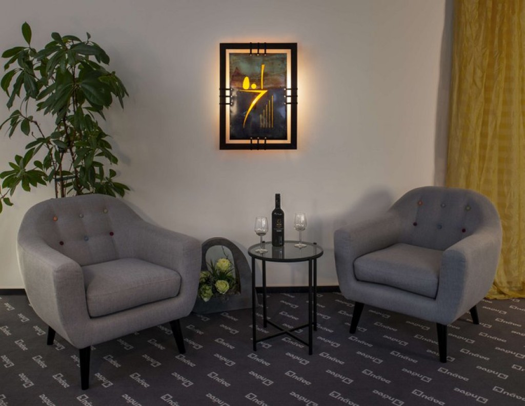 Decorative article picture