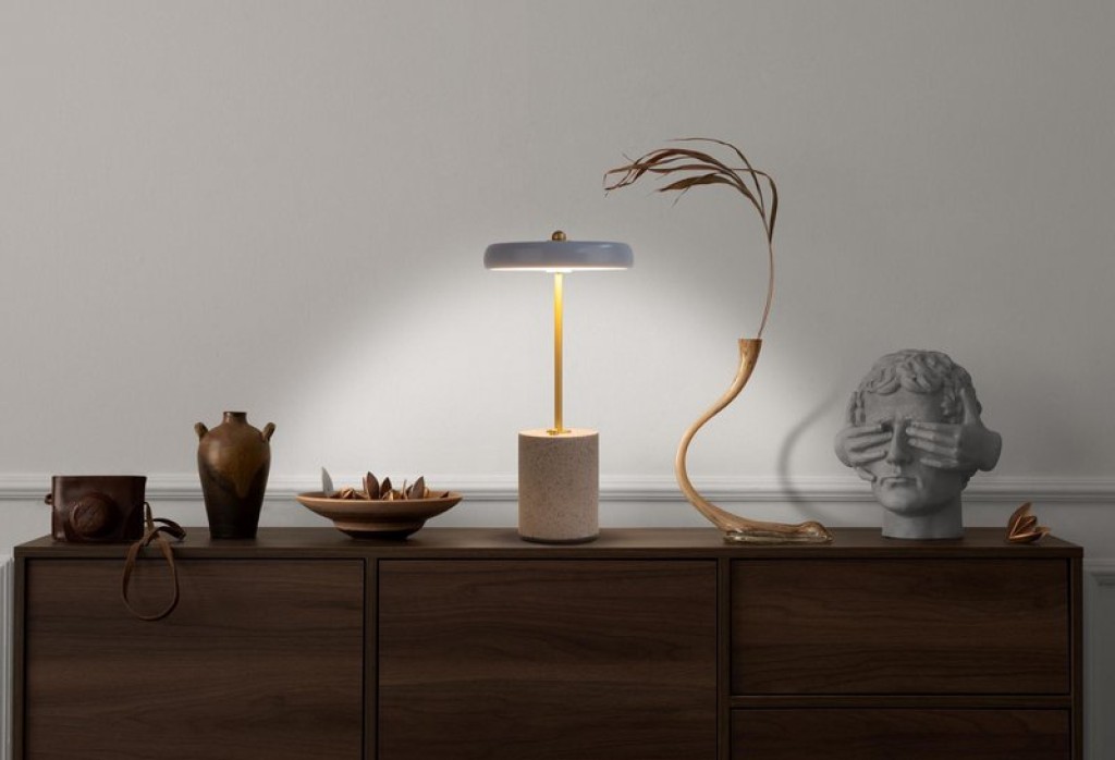Akku Tischleuchte "SETA" grau 30 cm hoch aus Metall und Beton, mit fest verbauter LED