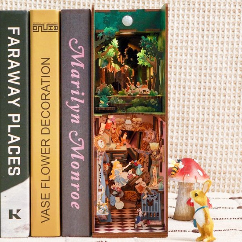 DIY Book Nook Bookend Alice in Wonderland, Tone-Cheer, TQ128, 18x8x24.5cm