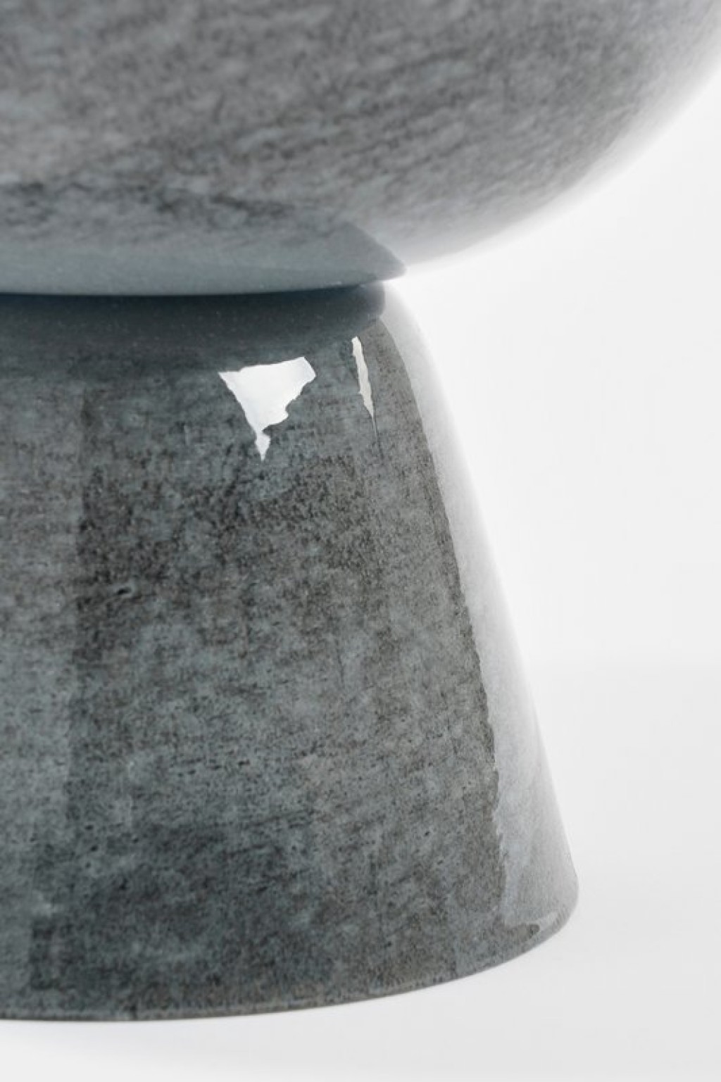 James flowerpot on standard - H28 x Ø22 cm - Metal - Gray