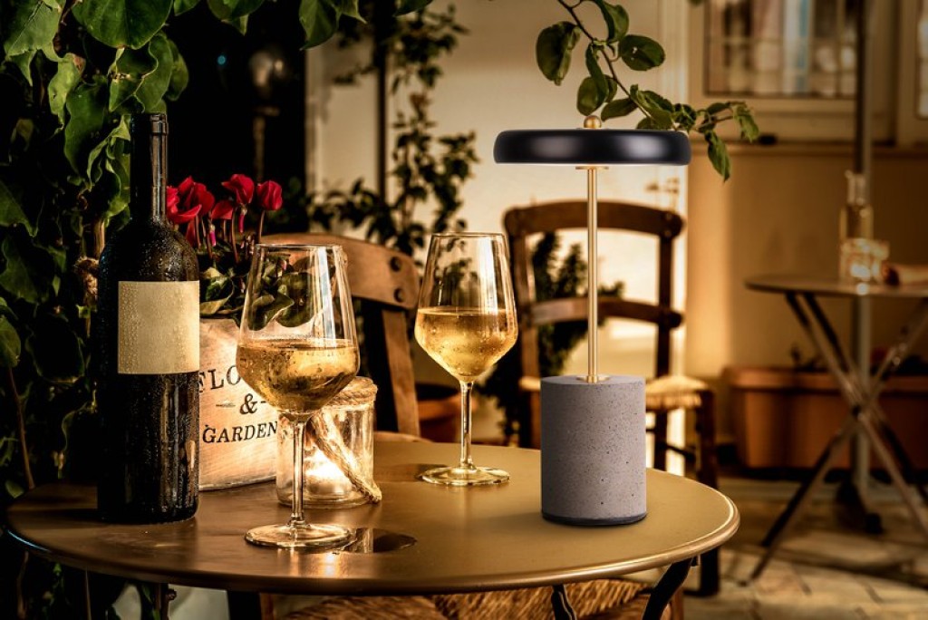 Akku Tischleuchte "SETA" schwarz 30 cm hoch aus Metall und Beton, mit fest verbauter LED
