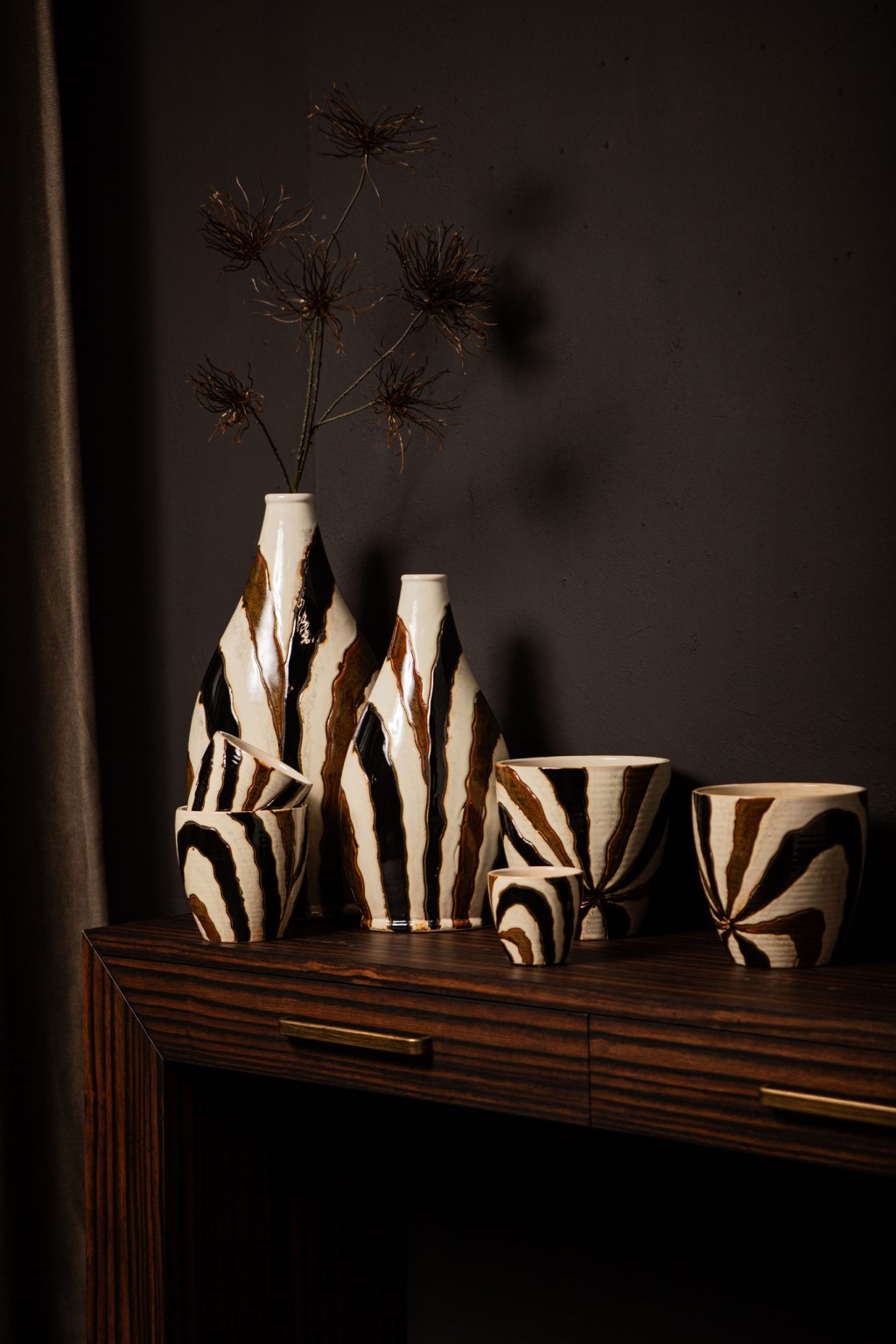 Evelin Dark Brown Oval Ceramic Vase With Lines L