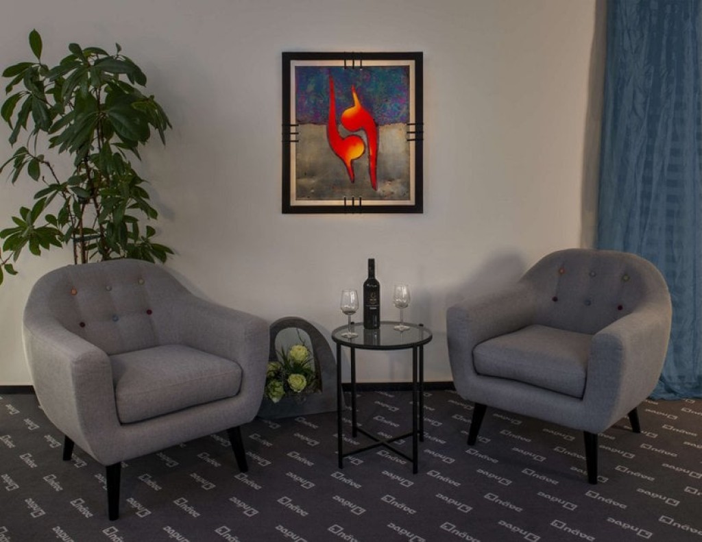 Decorative article picture