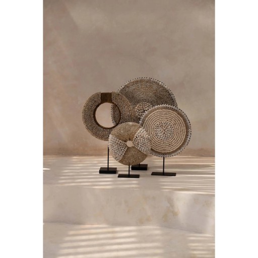 De Shell Martinique op standaard - natuurlijk wit