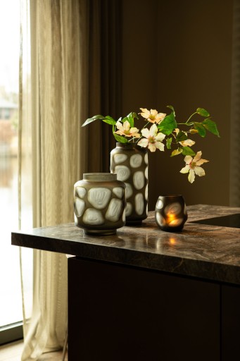 Azize Green Carved Glass Round Vase On Base S | Groene Gegraveerde Glazen Vaas 19x21 cm