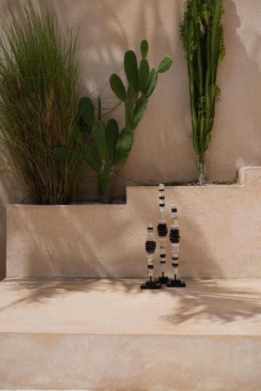 The Money Shell on Stand - Black White - L