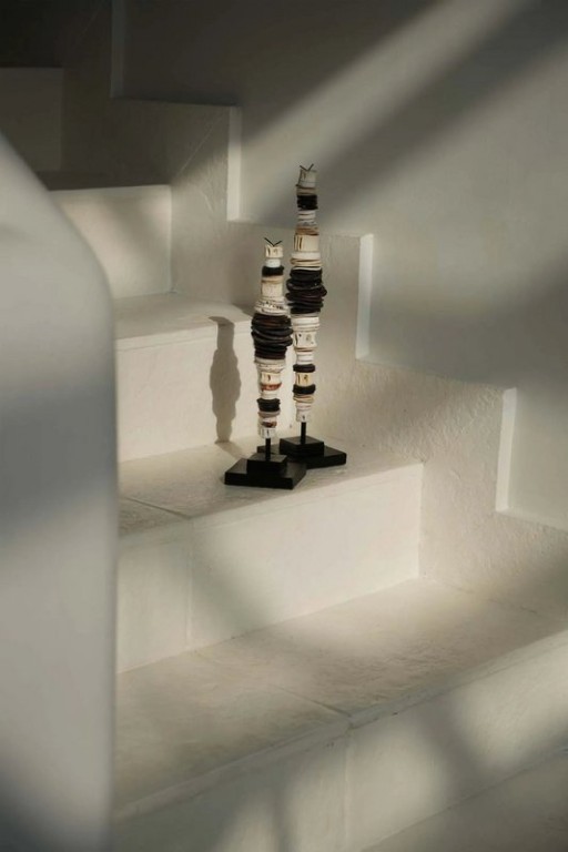 The Money Shell on Stand - Black White - M