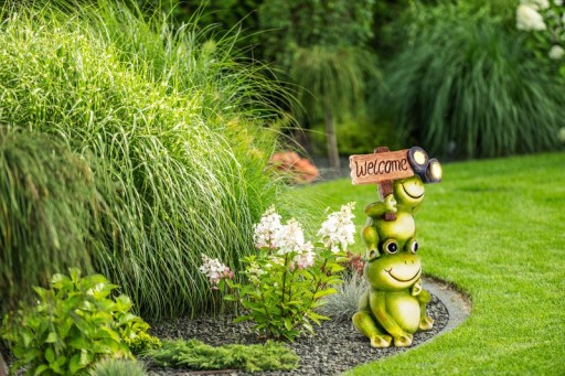 LED Solarleuchte "Frosch" für Terrasse und Garten, aus grünem Kunststoff mit fest verbauten LEDs, Deko Lampe für Außen ca. 45 cm hoch