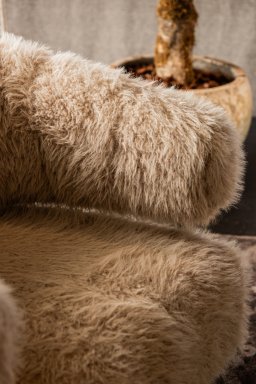 Hair Cream Fauteuil Gold Metal Base