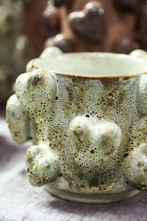 Valentin Cream Rough Ceramic Pot 3D Hearts Low S