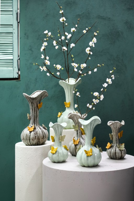 Tamarae Cream Ceramic Flowy Vase W Butterfly M