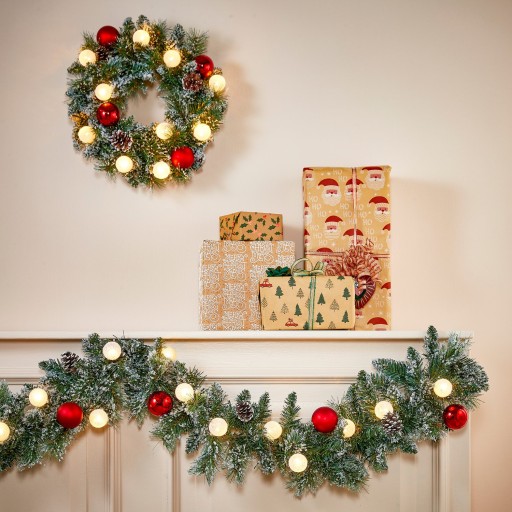 Kaprun Kerstkrans met Warm Witte LED Verlichting - Ø45 cm - Groen Frosted, Rood