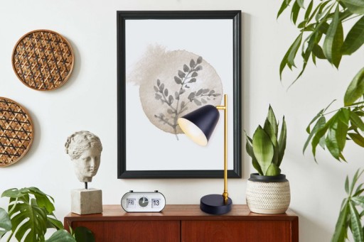 The "Triton" table lamp made of black and brass-colored metal is 42.5 cm high, has an E14 version and is ideal for living room, hallway, office or dessert