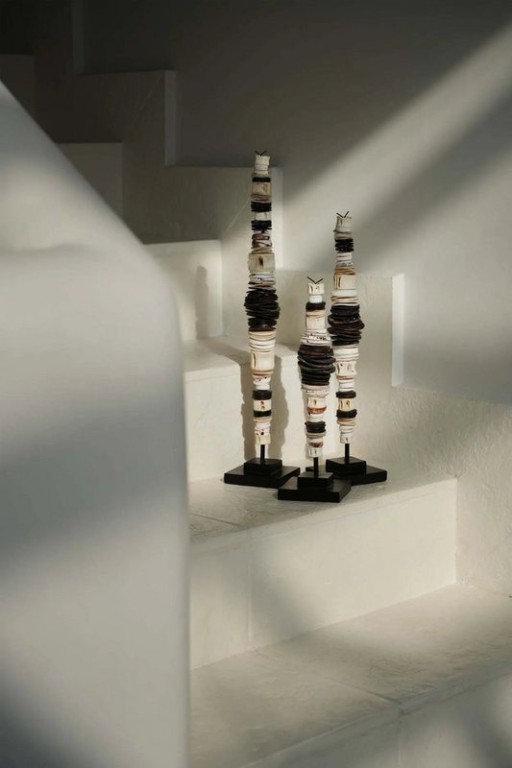 The Money Shell on Stand - Black White - L