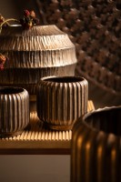 Eevie Bronze Ronde Keramische Pot / Vaas | L, Ribbelontwerp
