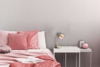 Tischleuchte "LIBBY", klassische Tischlampe aus messingfarbenem Metall und getöntem Glas in Amber, mit E14-Fassung, für Esszimmer, Wohnzimmer, Diele oder Büro, 34 cm hoch