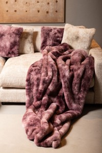 Linde Burgundy Faux Fur Plaid In Giftbox 150 X 200