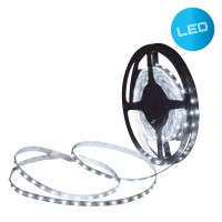 LED "Stripe" ca. 5 m lang, mit 2 x 10 cm Eckverbindern und Steckernetzteil; 300 LEDs, kaltweiß.