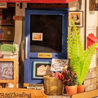 Robotime, DIY Huisje Corner Bookstore met LED verlichting, DG164, 25x16,7x18cm