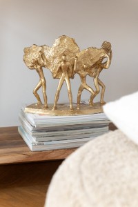 J-Line Figures Wearing Stone Resine Gold