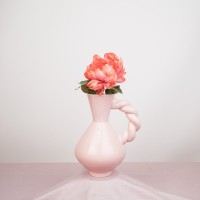 Vaas - gedraaid handvat - dolomiet - roze - 17,5x13.5x22cm